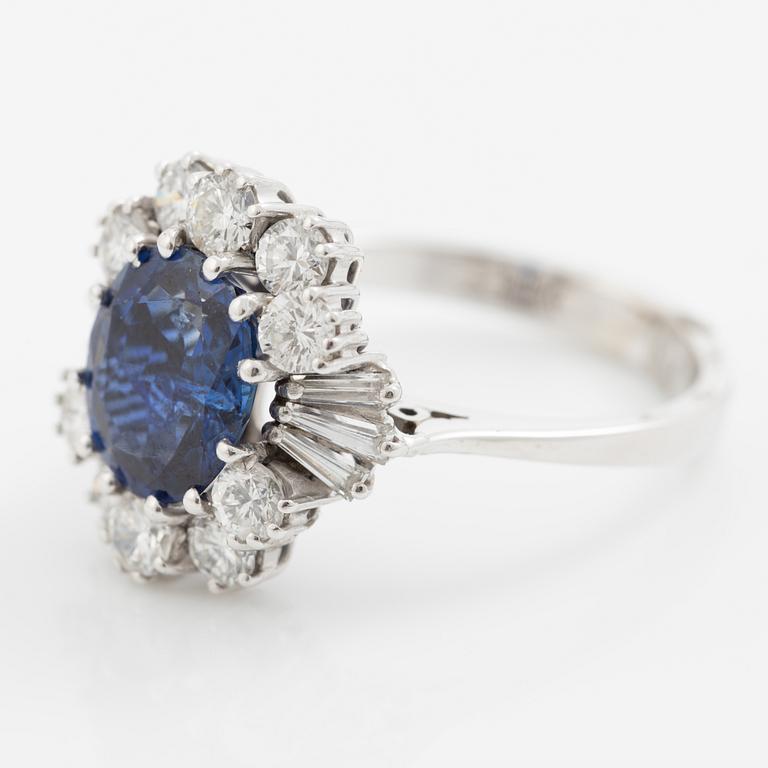Ring in 18K white gold set with a faceted sapphire and round brilliant-cut and modified baguette-cut diamonds.