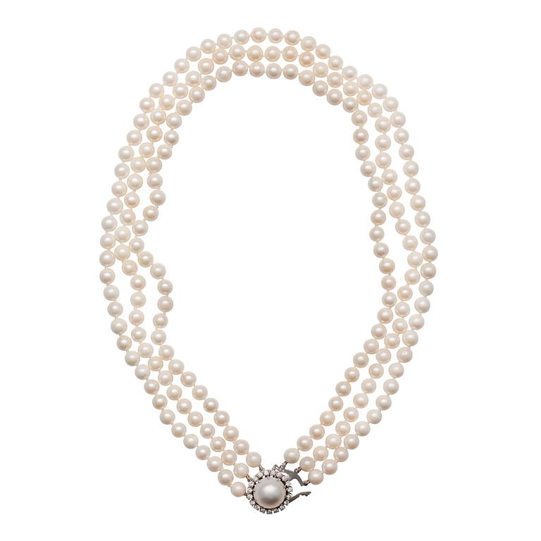 COLLIER, 3 radig akoyapärlor 6 - 6,5 mm. Längd ca 45 cm.
