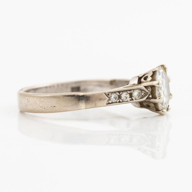 Ring in 18K white gold set with a brilliant-cut diamond.