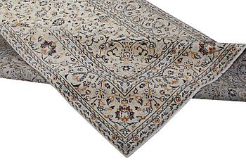 A Kashan carpet, c. 305 x 200 cm.