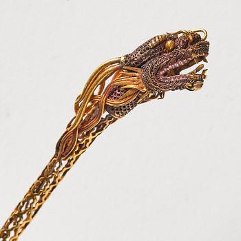 An elegant gold dragon shaped hair pin, Qing dynasty, Qianlong (1736-95).