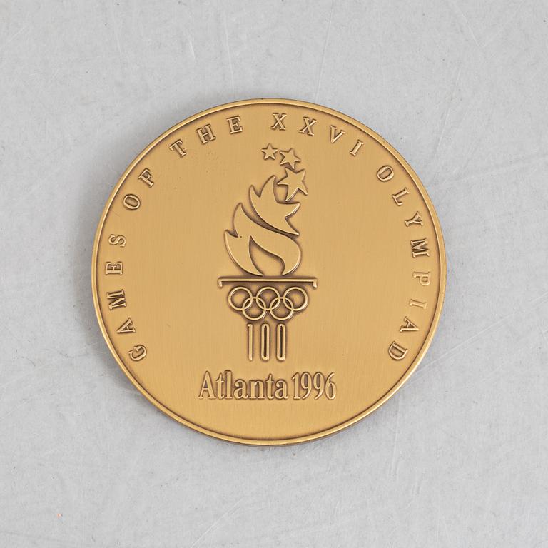 Deltagarmedalj OS, Atlanta 1996 samt tygmärke för den svenska OS-truppen.