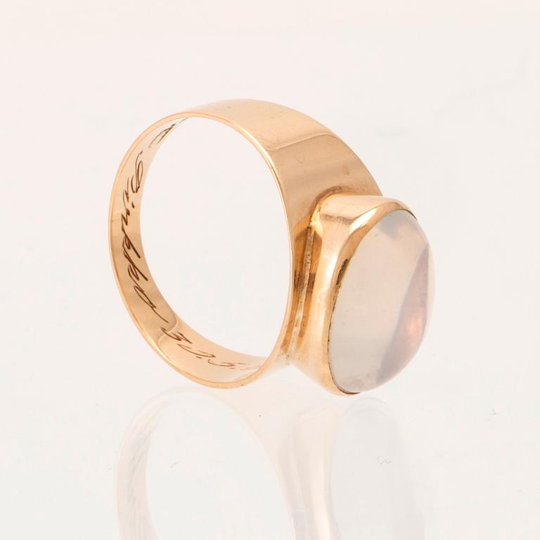 Ring 14K guld med cabochonslipad månsten, Finland 1961.