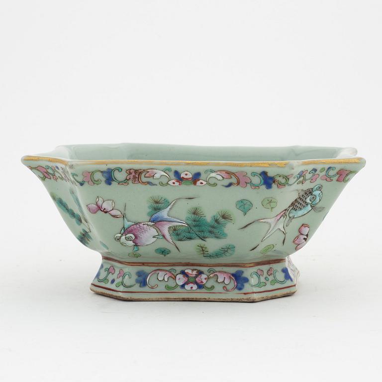 A Chinese porcelain bowl, late Qing Dynasty, circa 1900.