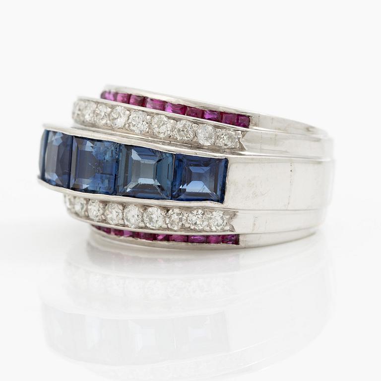 W.A. Bolin ring 18K vitguld med gammal- och åttkantslipade diamanter samt fasettslipade safirer och rubiner.