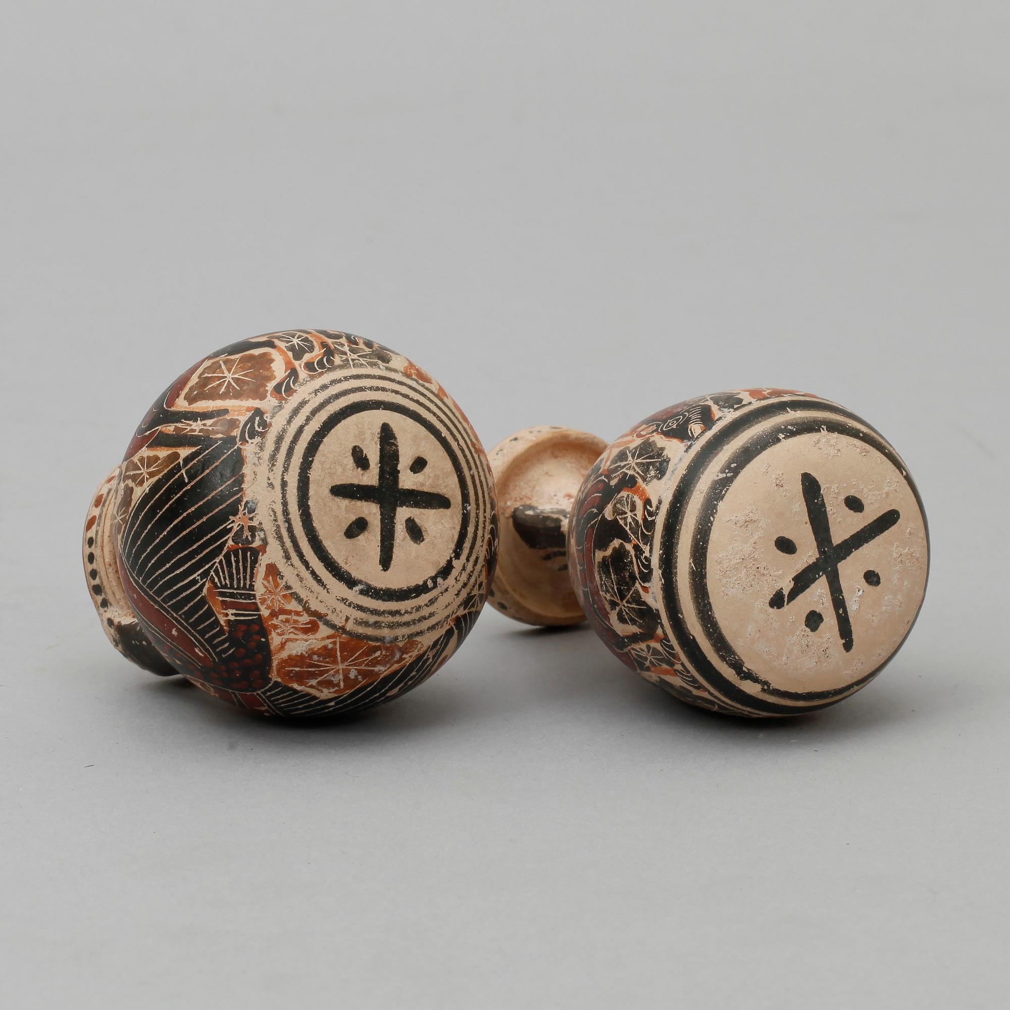 ARYBALLOS, 2 st, lergods, enligt uppgift korintiska, ca 600 f.kr.