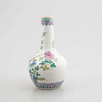 A porcelain vase, China, Qing dynasty, late 19th century.