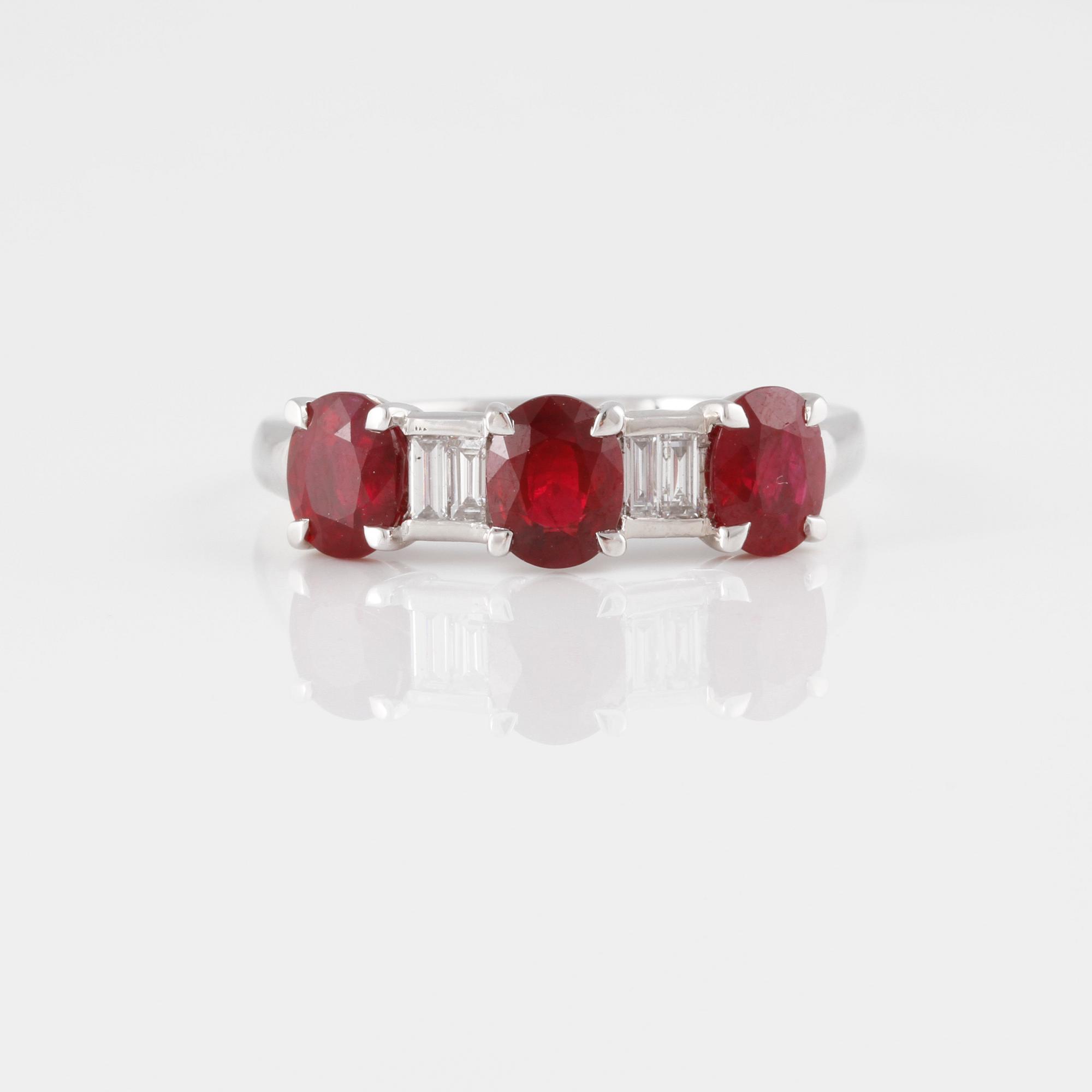 RING, med 3 ovalslipade rubiner ca 1.80 ct samt 4 baguetteslipade diamanter.