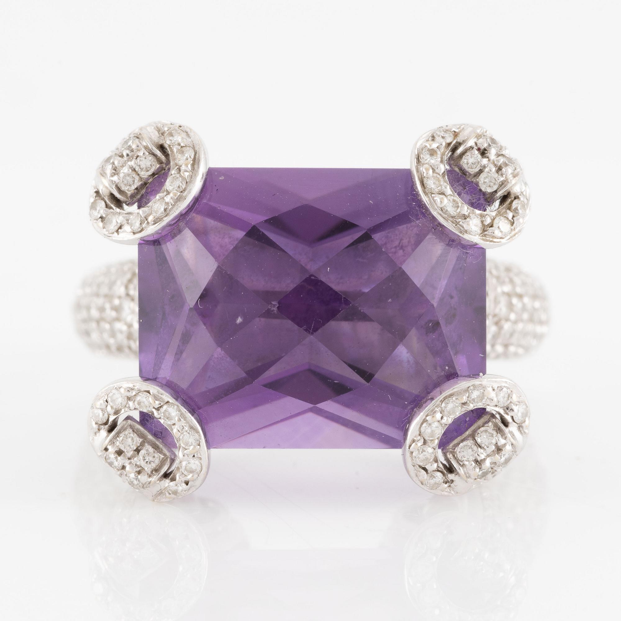 A ring by Gucci "Horsebit Cocktail" 18K white gold with an amethyst and round brilliant-cut diamonds.