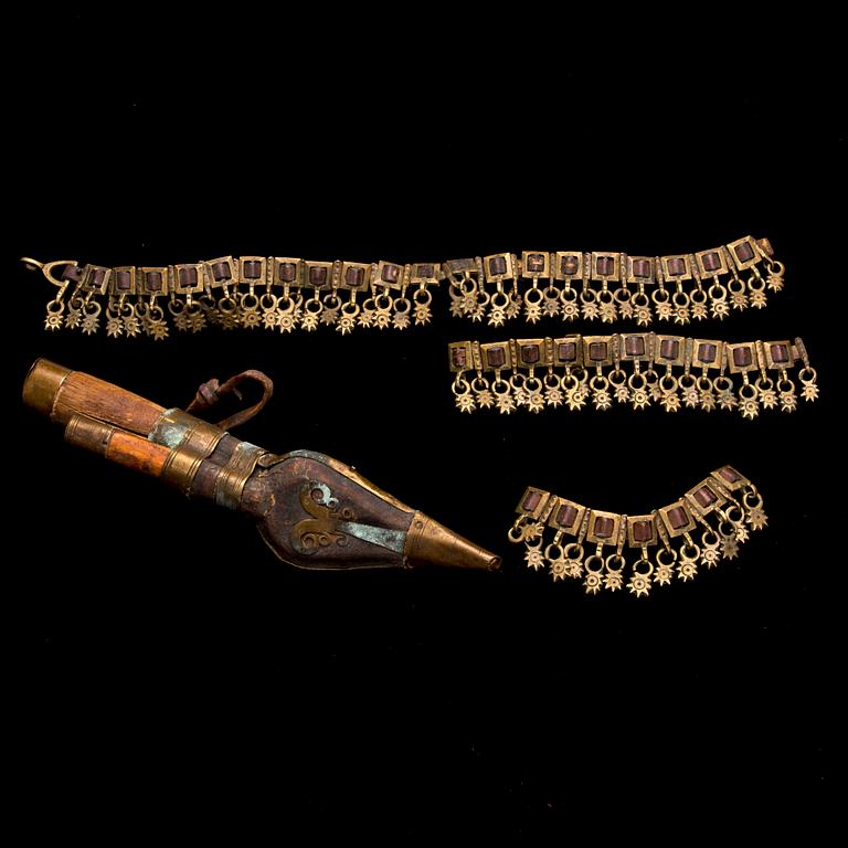 KNIV OCH BÄLTESFRAGMENT, Finland, Vörå 1800-tal.