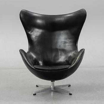 An 'Egg chair' by Arne Jacobsen for Fritz Hansen, designed 1958.