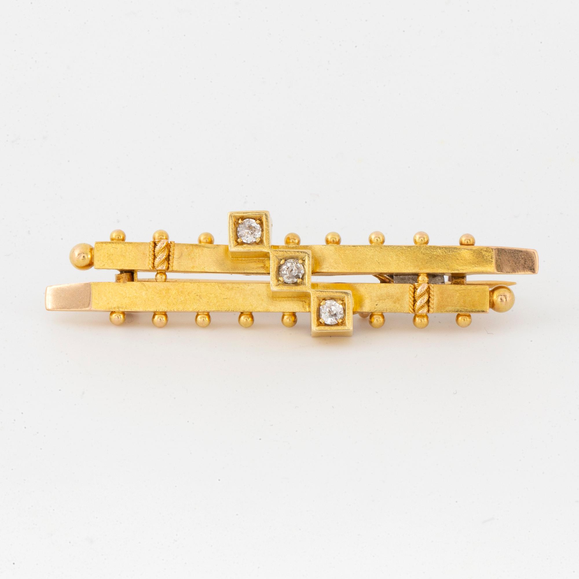 Old-cut diamond brooch.