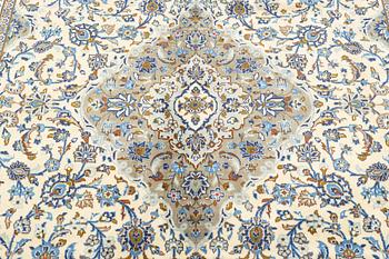 A carpet, Kashan, ca 310 x 205 cm.