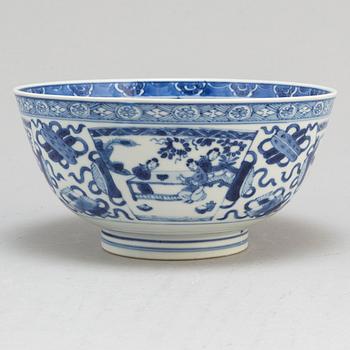 A blue and white bowl, Qing dynasty, Qianlong, Kangxi (1662-1722).