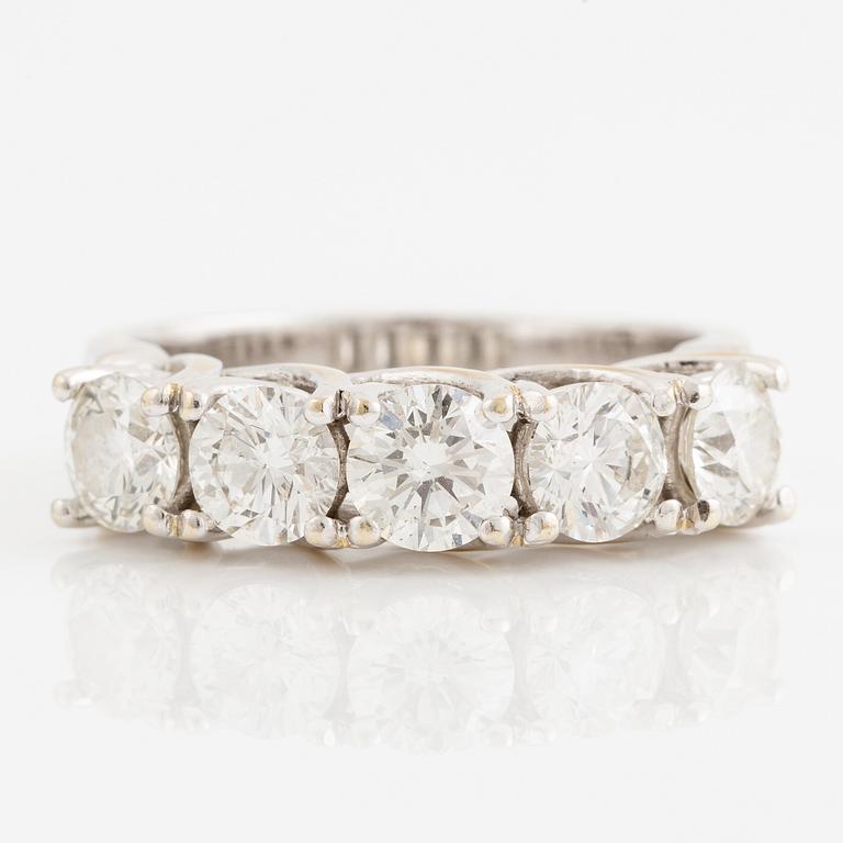 Ring, 18K white gold with five brilliant-cut diamonds.