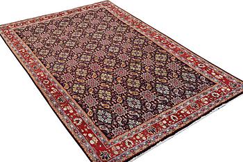 A Hamadan carpet, c. 296 x 197 cm.