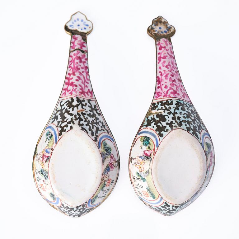 Two Chinese famille rose porcelain dishes and a censer, a pair of enamel spoons, Qing dynasty.