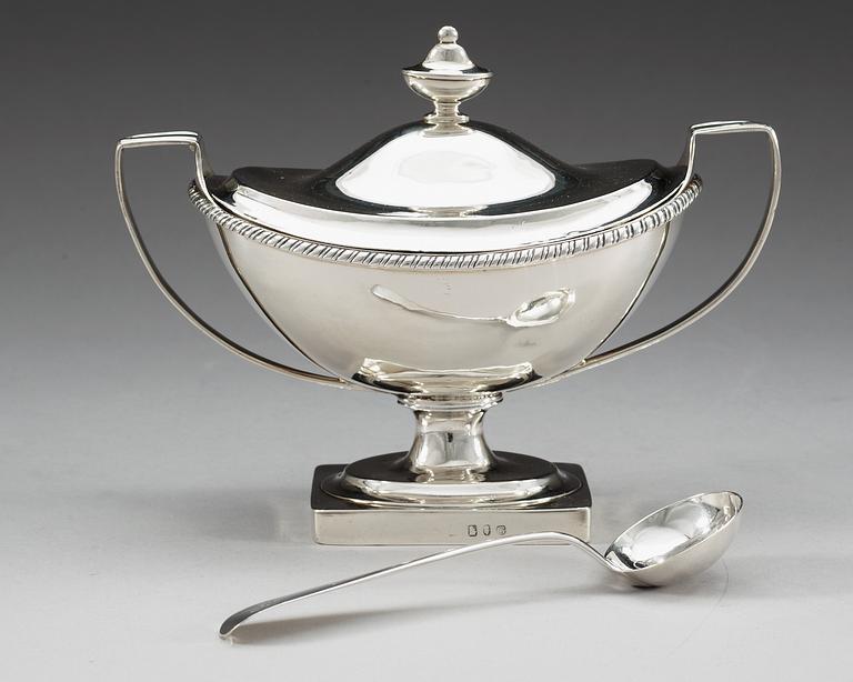 An Irish early 19th century sauce tureen, marks of Dublin 1803.