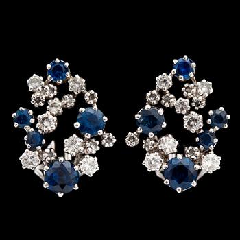 1055. A pair of blue sapphire and diamond earrings, tot. app. 0.60 cts.