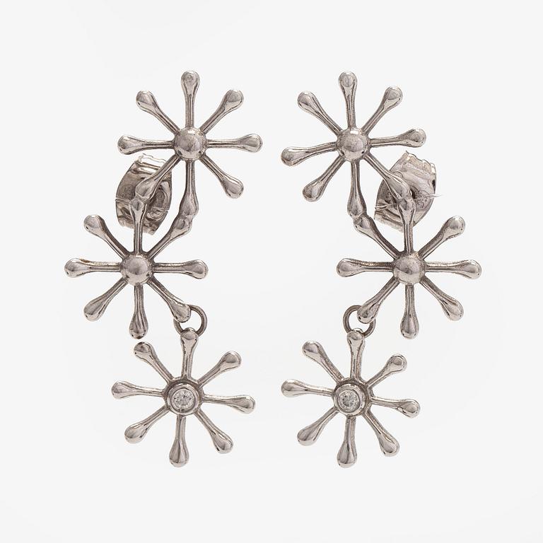 Kalevala Koru, a pair of 18K gold 'Polaris' earrings with brilliant-cut diamonds, Kirsti Doukas.