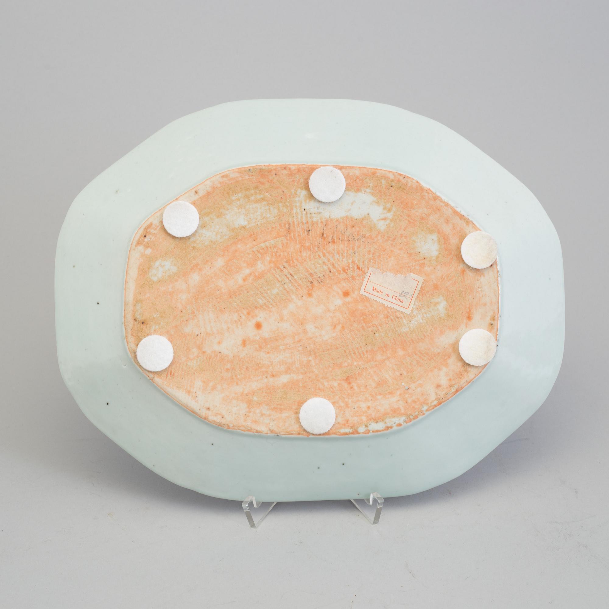 TERRIN med LOCK samt FAT, kompaniporslin. Kina, Qingdynastin, Jiaqing (1796-1820).