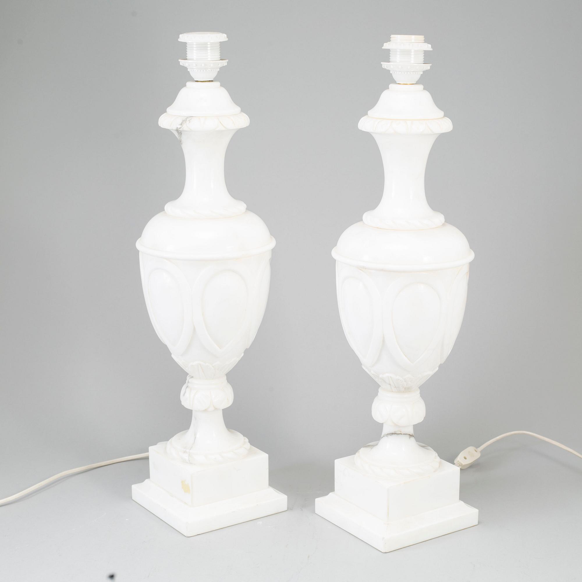BORDSLAMPOR, ett par, alabaster, Italien, 1900-talets andra hälft.
