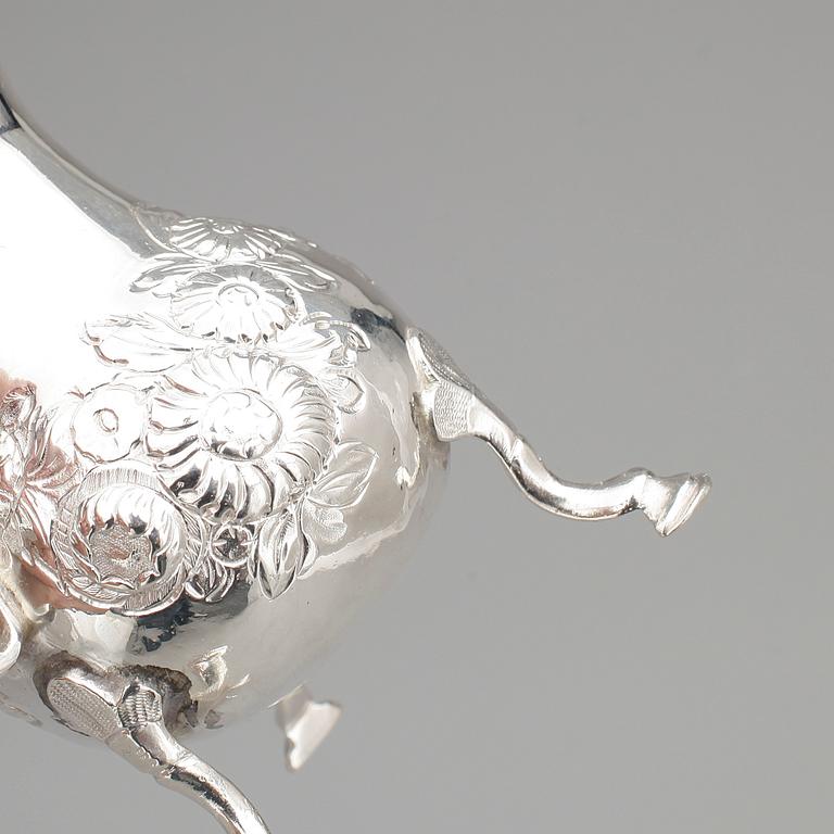GRÄDDKANNOR, 2 st, silver, bland annat Robert Harper, 1863, totalvikt ca 246g.