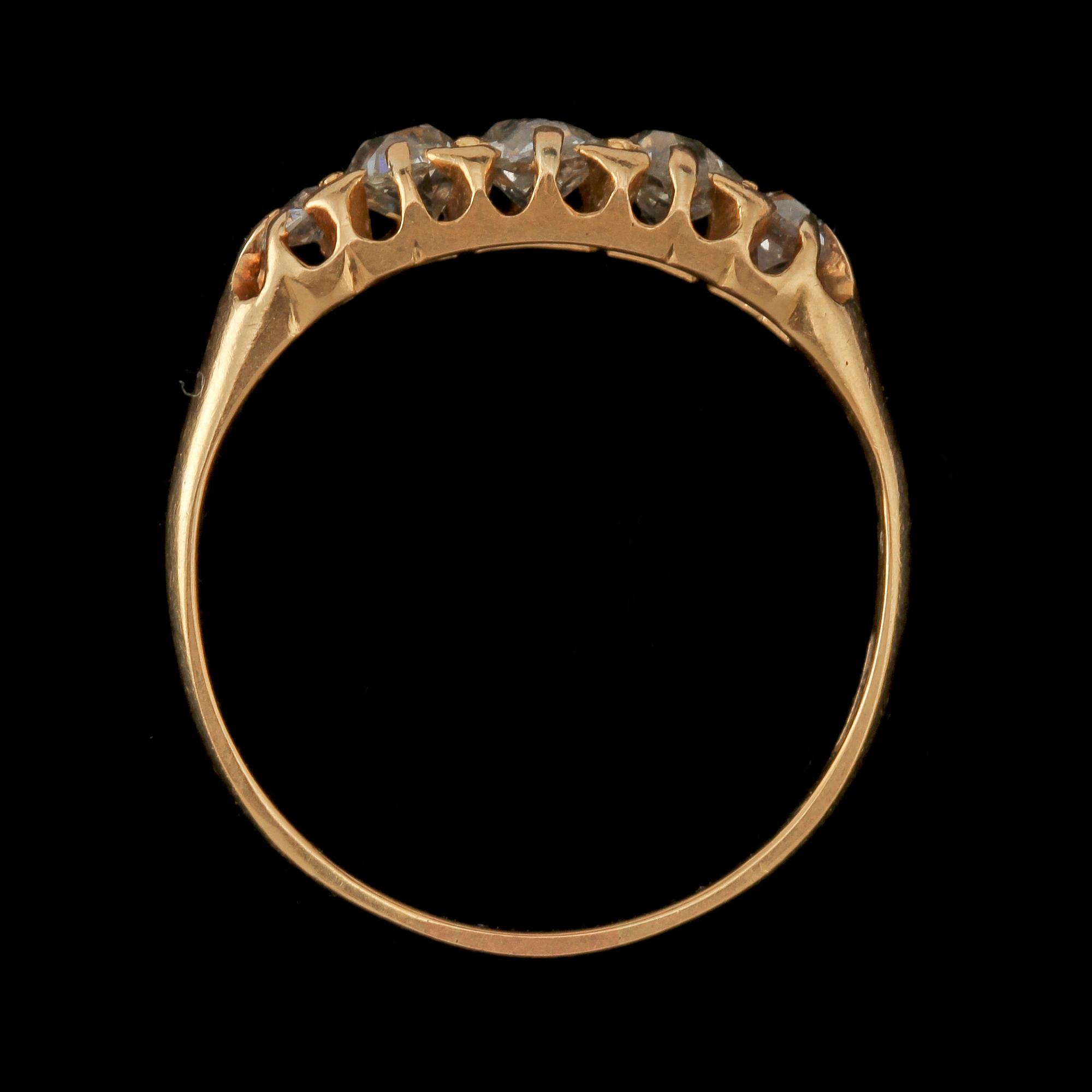 RING, 18k guld med 5 gammalslipade diamanter, 1900-talets första hälft. Vikt 2 g.