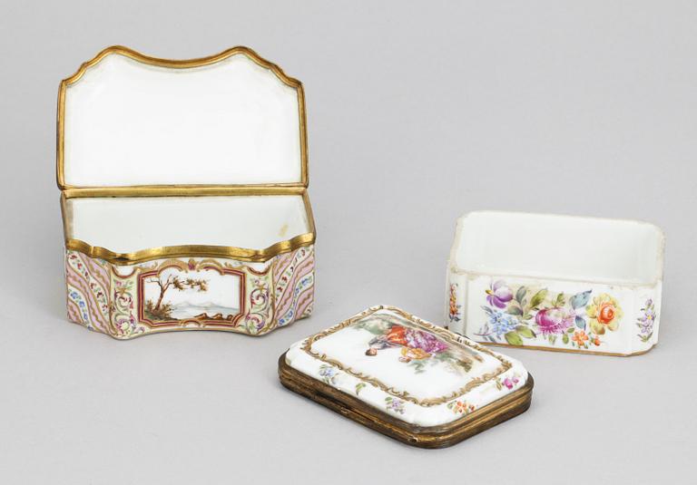 DOSOR, 2 st, porslin, rokokostil, Messienliknande märkning, omkring 1900.