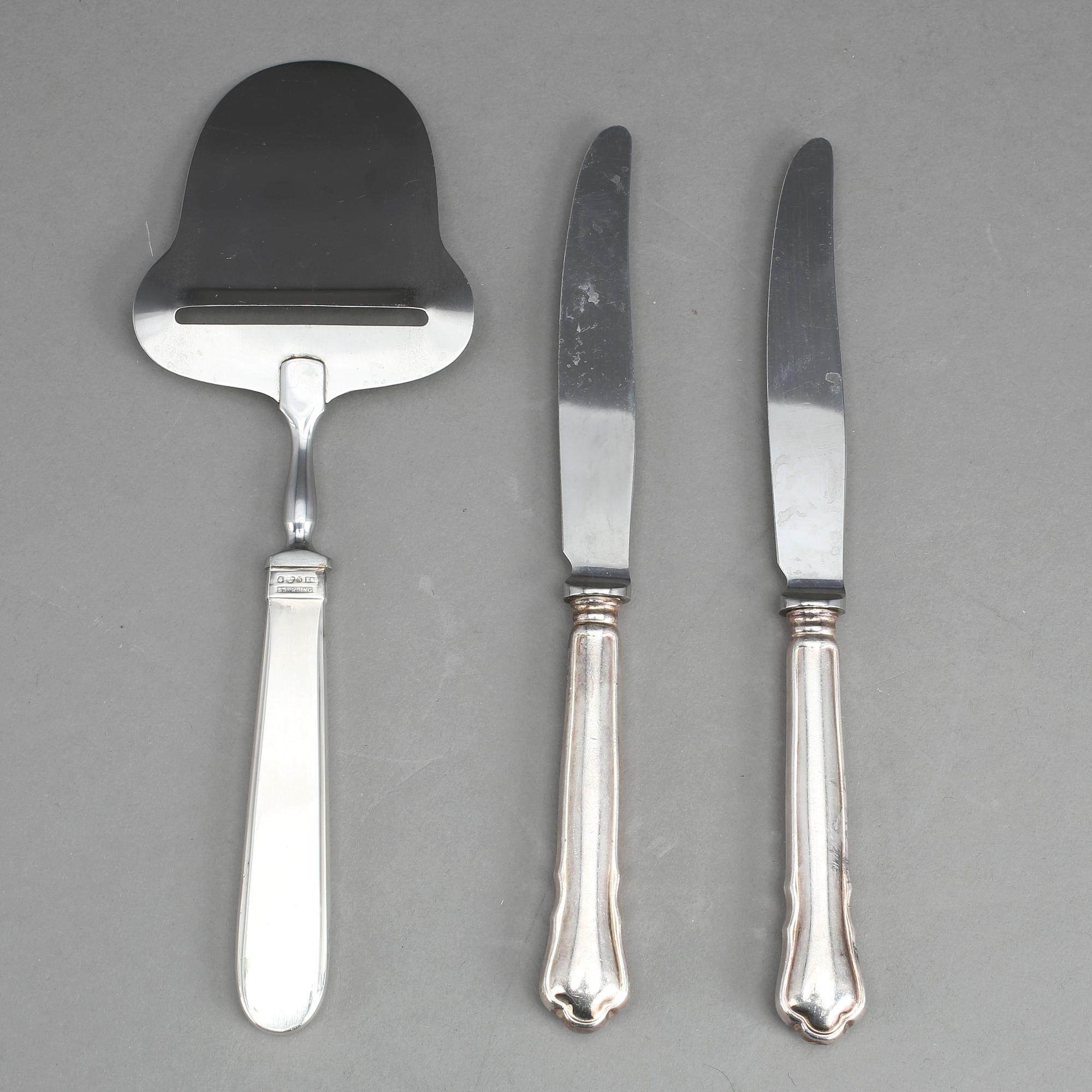 OSTHYVEL, silver, Flavia, Stockholm 1960. KNIVAR, ett par, silver. Modell Chippendale, ostämplade. Total vikt 178 gram.
