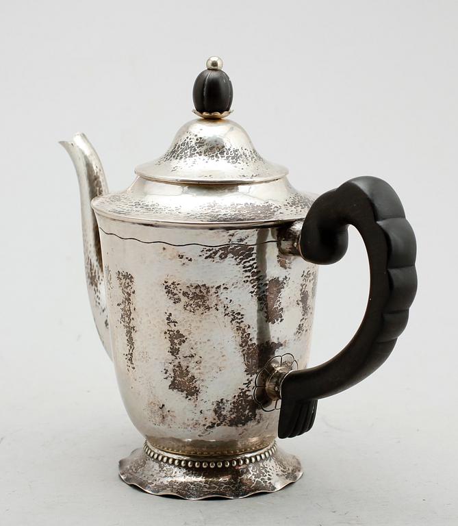 KAFFEKANNA, silver, CG Hallberg, Stockholm 1927. Vikt ca 495 g.