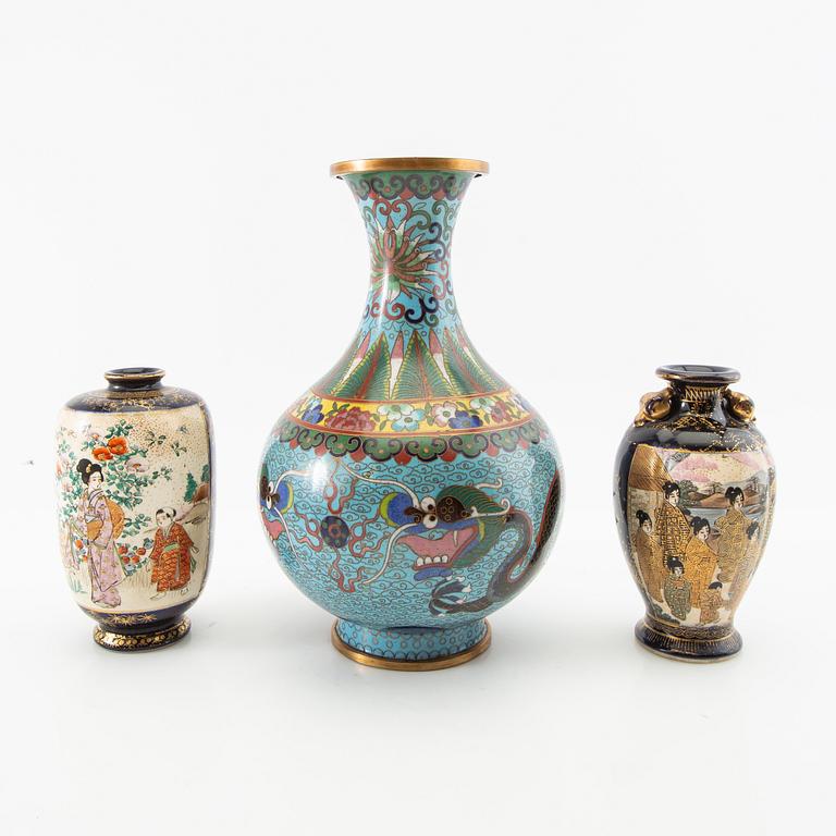 A collection of vases, bowls, and boxes 10 dlr Japan 20th century.