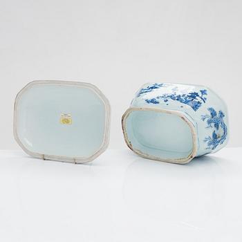 A Chinese blue and white tureen with cover, Qing dynasty, Qianlong (1736-1795).