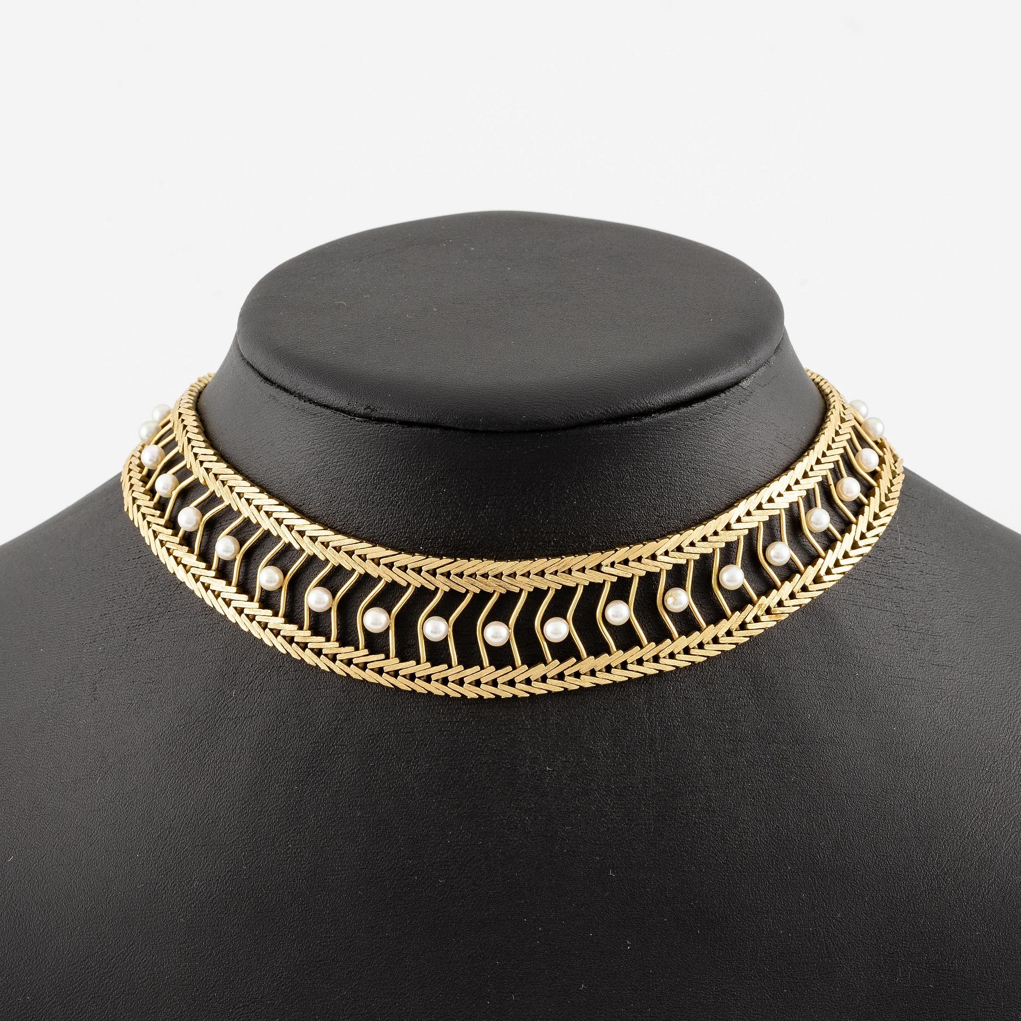A Gübelin necklace in 18K gold set with cultured pearls.