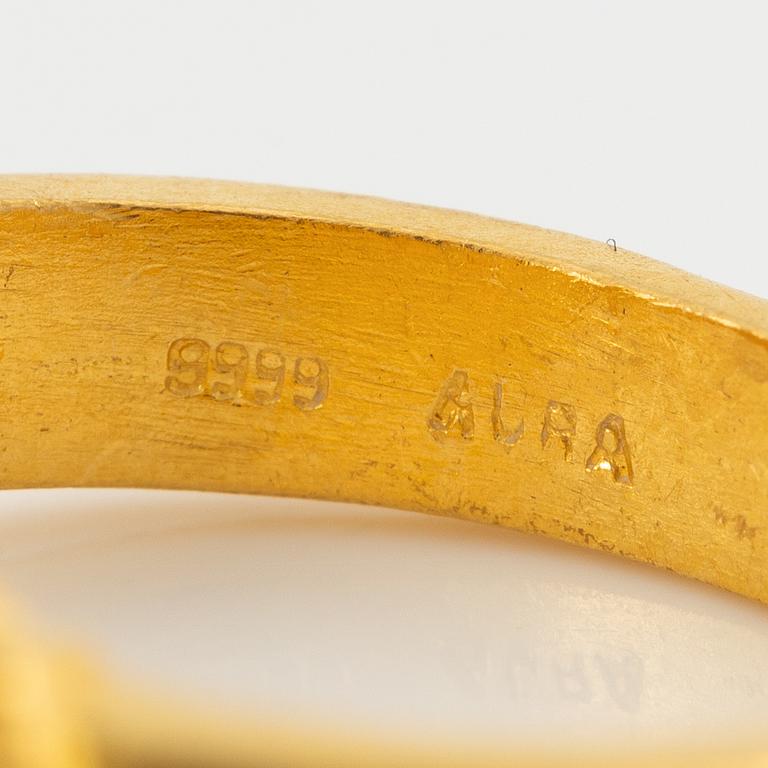 Garnityr av guldsmycken, en collier (14K), ett armband (18K), ett par örhängen (14K) och en ring (14K).