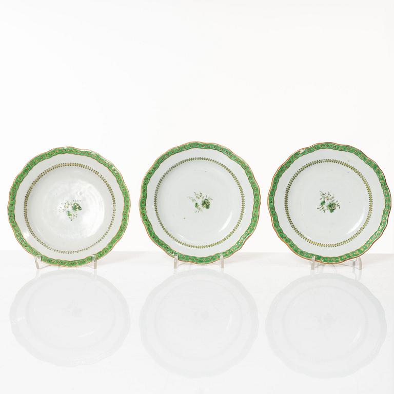 A set of six Chinese export porcelain service pieces, Qing dynasty, Qianlong (1736-95).