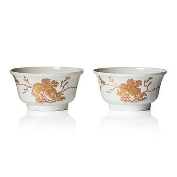 1241. A pair of bowls, Qing dynasty, with Yongzheng mark and of the period (1723-35),.