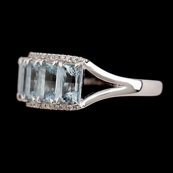 RING, 18 k vitguld, akvamariner och briljantslipade diamanter. Vikt ca 6,1 g.
