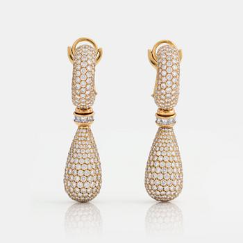ÖRHÄNGEN med prinsess- och briljantslipade diamanter.