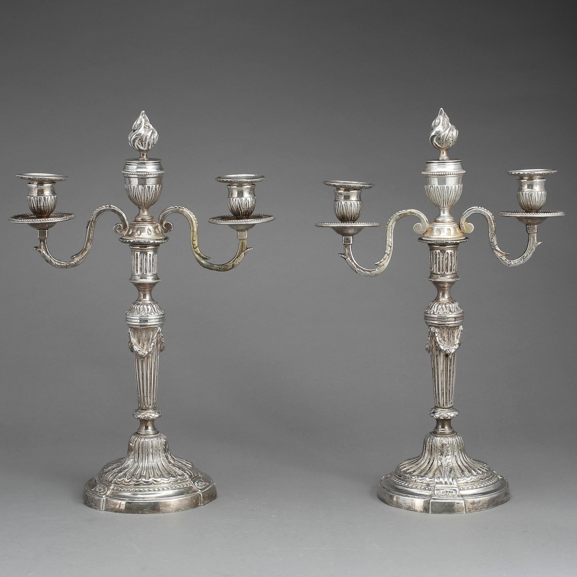 KANDELABRAR, ett par, försilvradmetall, Louis XVI, omkr år 1800.