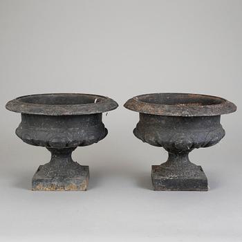 TRÄDGÅRDSURNOR, ett par, gjutjärn, 18/1900-tal.