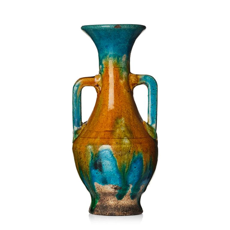 A yellow and turquoise glazed amfora vase, Ming dynasty (1368-1644).