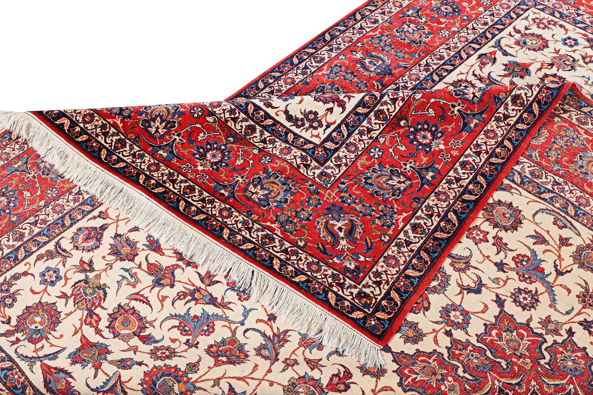 An Esfahan carpet, c. 320 x 208 cm.