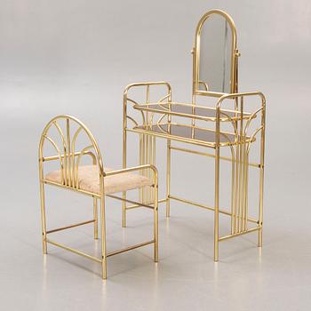 A 1970/80s vanity set.