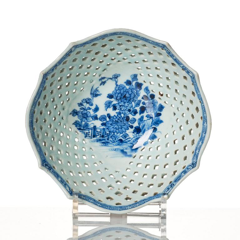 A large Chinese Export blue and white lemon basket with stand, Qing dynasty, Qianlong (1736-95).