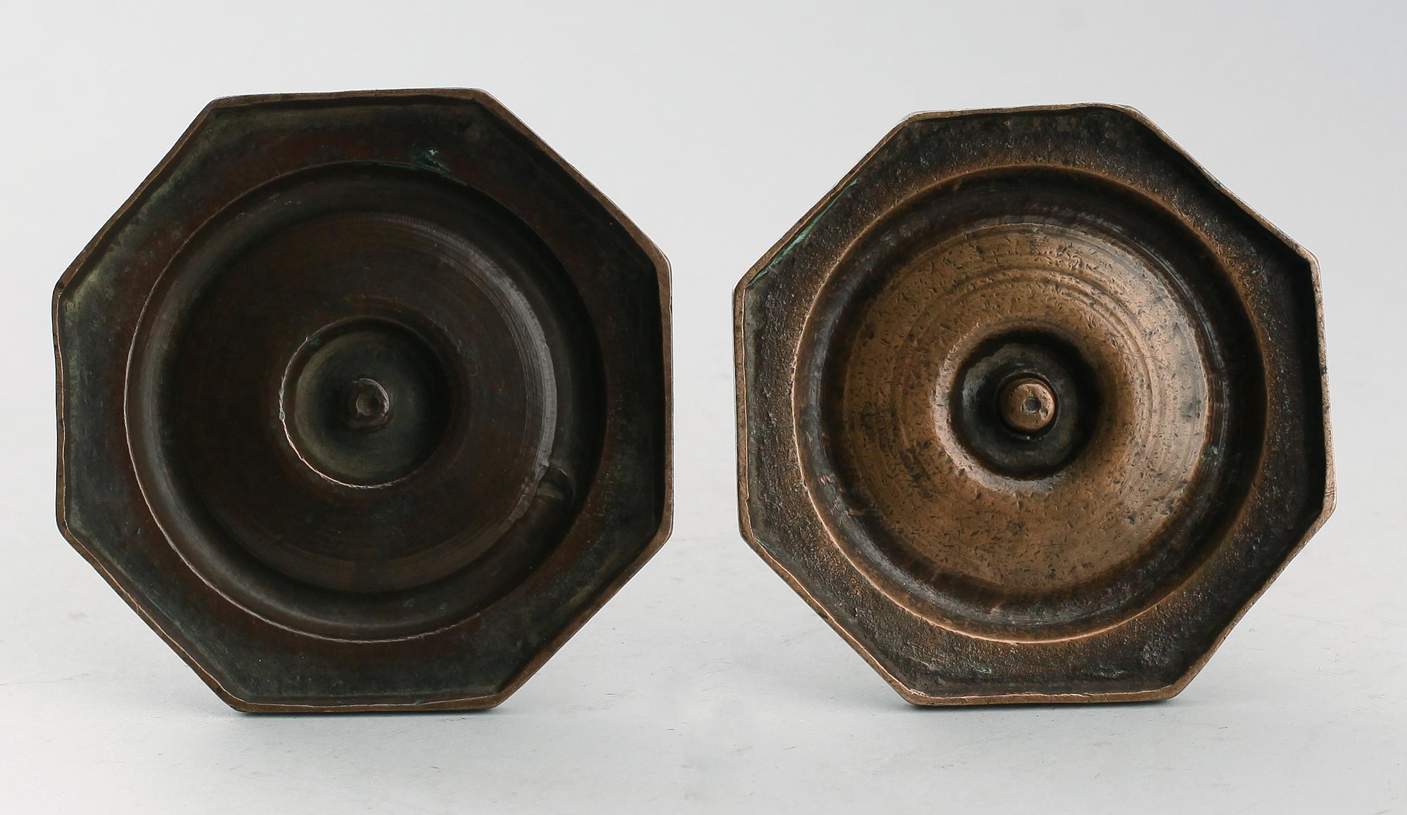 LJUSSTAKAR, 1 par snarlika, mässing, barock, 1700-tal.
