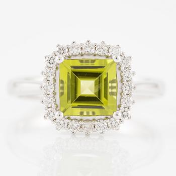 Ring 18K white gold with peridot and brilliant-cut diamonds.