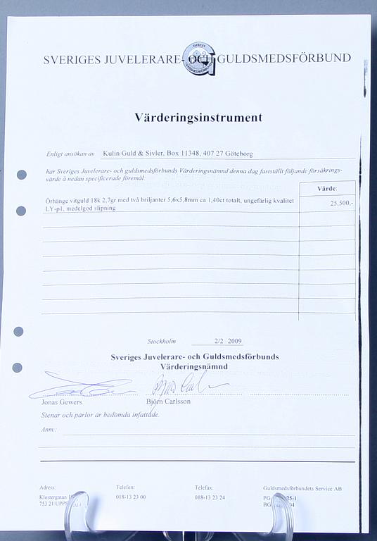 ÖRHÄNGEN, ett par, 18K guld samt briljanter, enligt intyg totalt 1.40 ct.