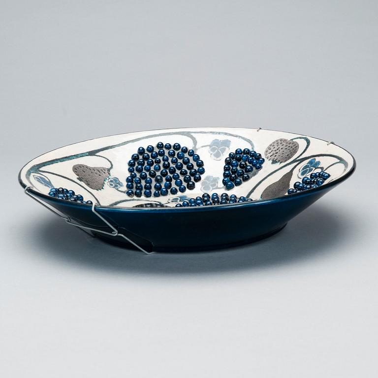 Birger Kaipiainen, A CERAMIC DISH.