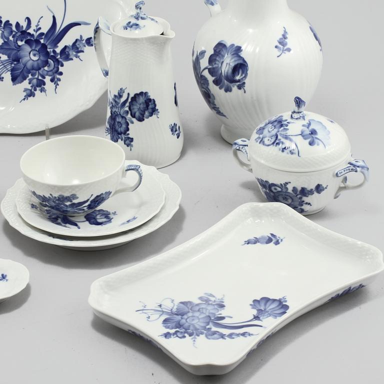 KAFFESERVIS, 60 delar, porslin, "Blå Blomst", Royal Copenhagen, 1900-talets andra hälft.